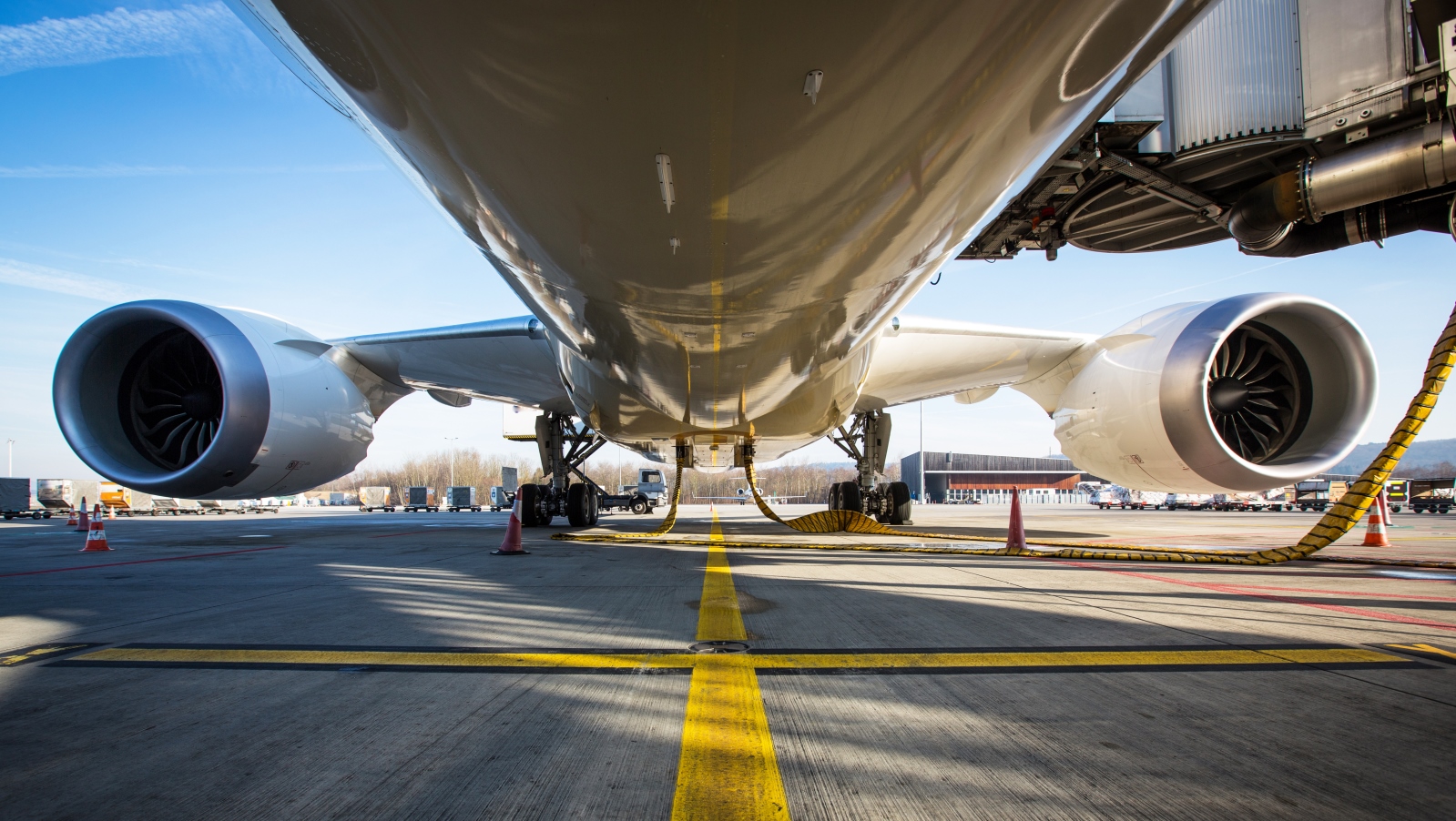 Transforman agua y carbono en combustible para aviones