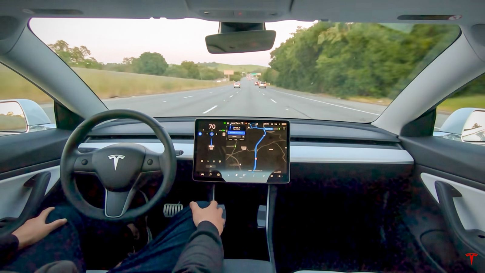 EL PILOTO AUTOMÁTICO DE LOS AUTOS TESLA