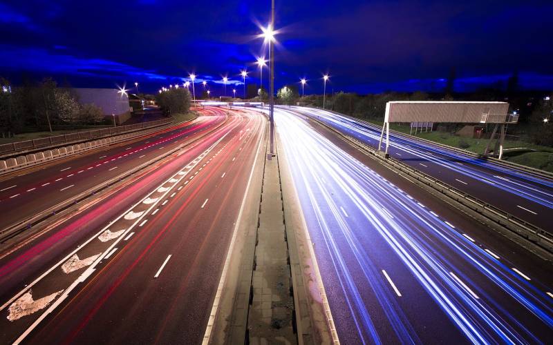 ¿Podrían carreteras recargar coches eléctricos? La tecnología está cerca