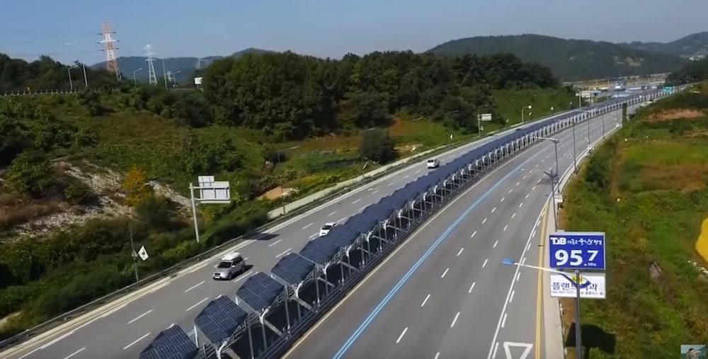 Carril para bicicleta cubierto de paneles solares en medio de la carretera